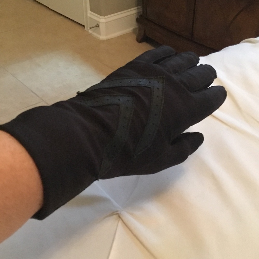 Isotoner-EUC-Women’s Classic Chevron Black Thinsulate Driving Gloves - Picture 5 of 6